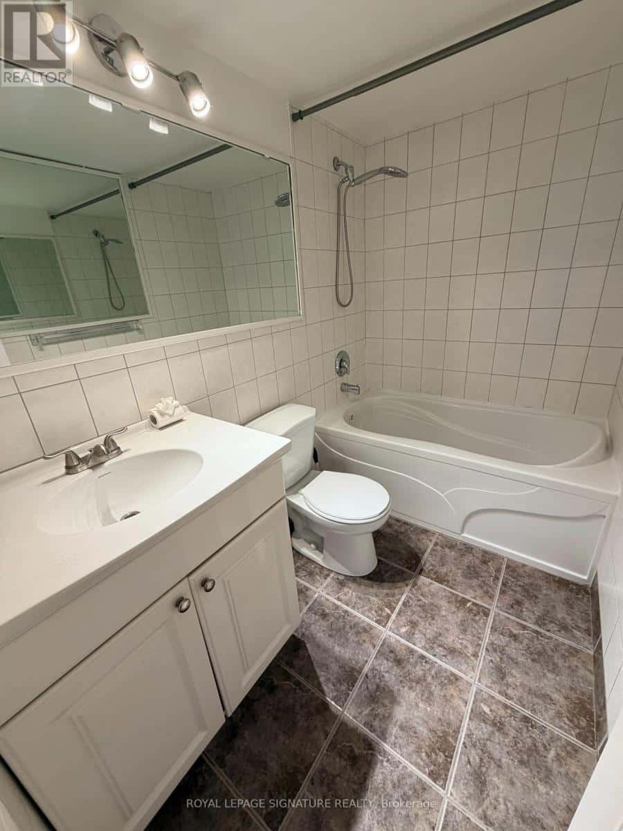 2003 - 714 THE WEST MALL — Toronto (Eringate-Centennial-West Deane), Ontario - Photo 5 of 10