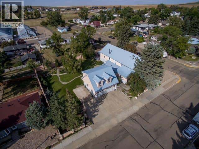 329 2 Avenue NE — Milk River, Alberta - Photo 2 of 48