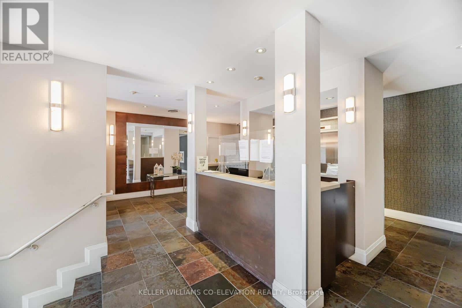 410 - 2088 LAWRENCE AVENUE W — Toronto (Weston), Ontario - Photo 3 of 36