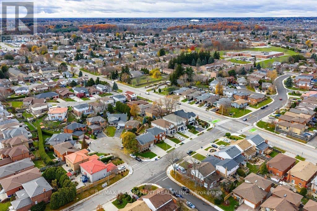 113 GREENSHIRE DRIVE — Hamilton (Gilkson), Ontario - Photo 3 of 46