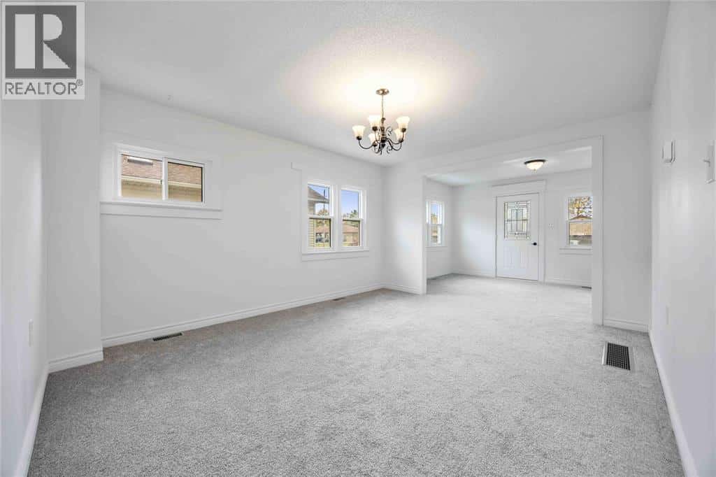 4482 Petrolia LINE — Petrolia, Ontario - Photo 3 of 40