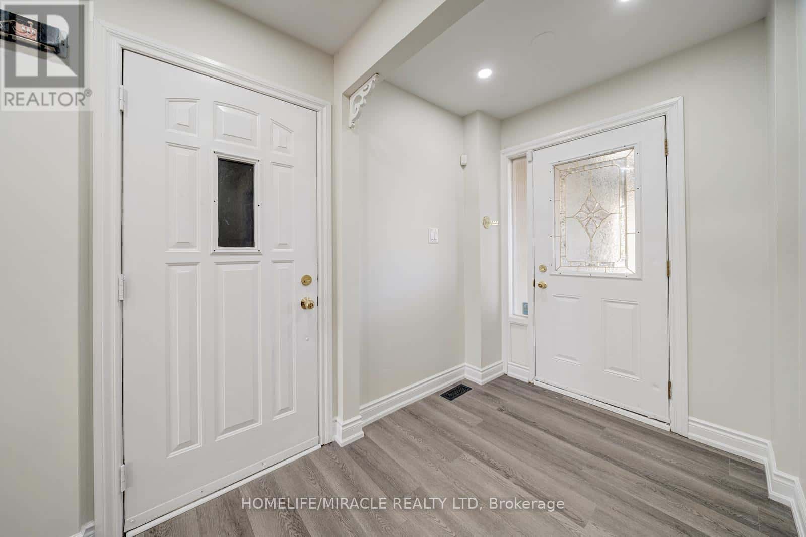 100 KOZLOV STREET — Barrie (Sunnidale), Ontario - Photo 3 of 49