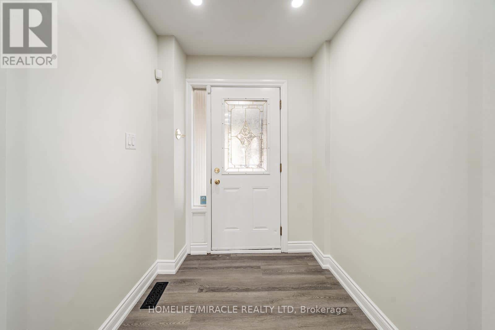 100 KOZLOV STREET — Barrie (Sunnidale), Ontario - Photo 4 of 49