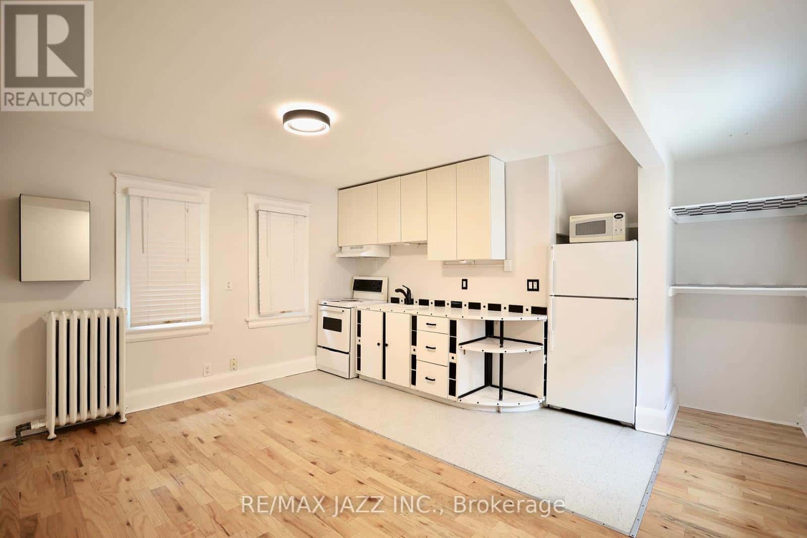 118 EASTWOOD ROAD — Toronto (Woodbine Corridor), Ontario - Photo 2 of 4