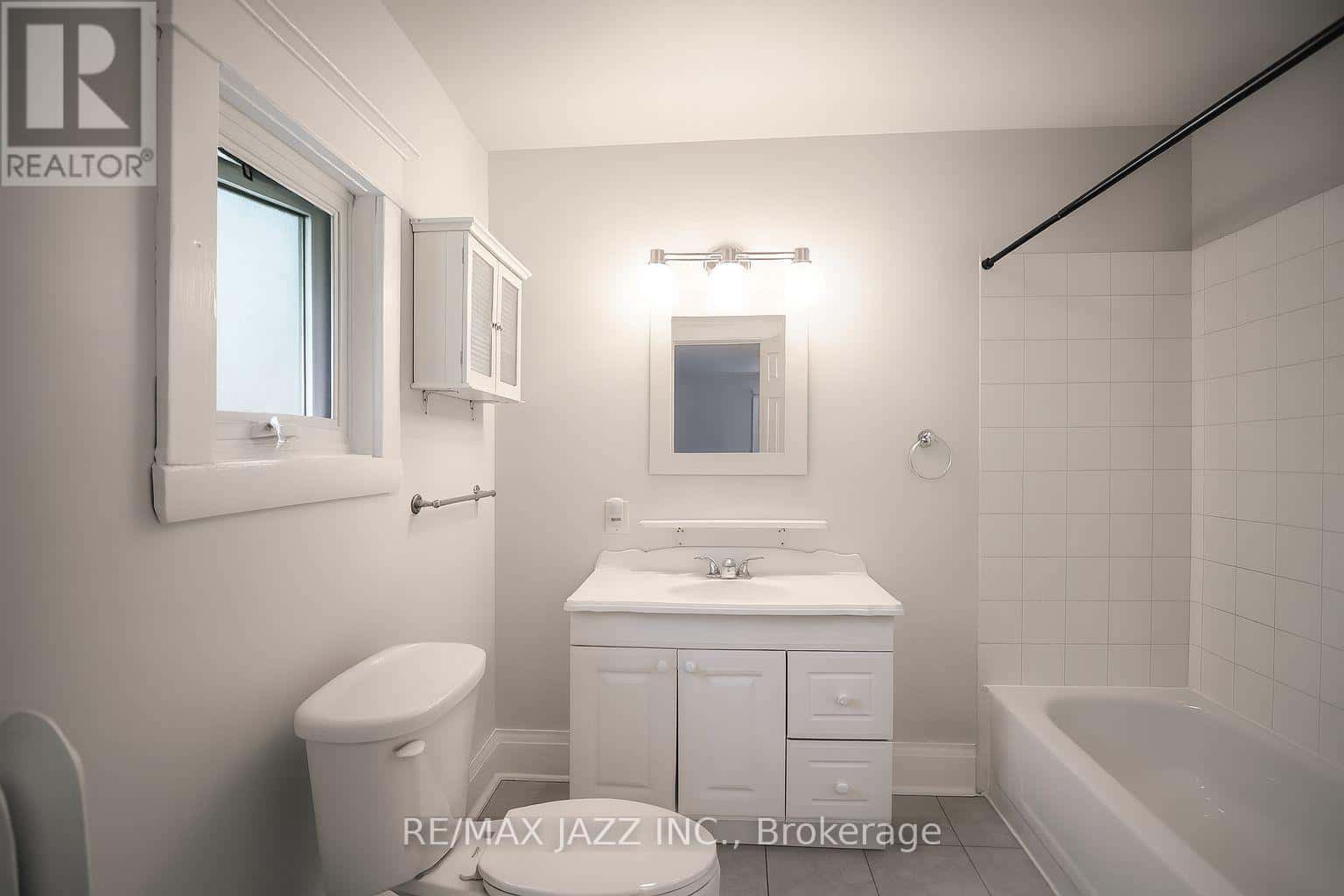 118 EASTWOOD ROAD — Toronto (Woodbine Corridor), Ontario - Photo 4 of 4