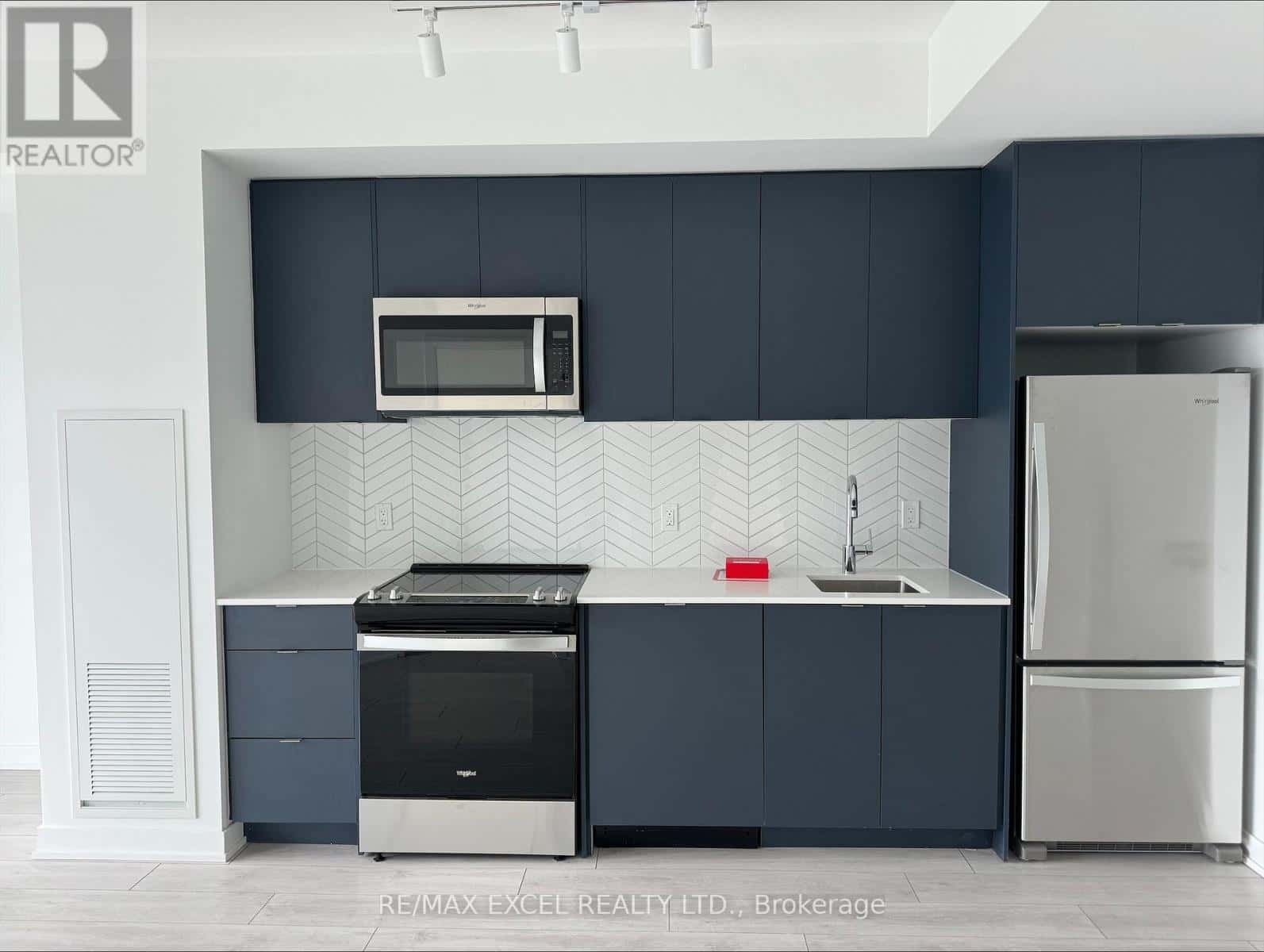 405 A - 1606 CHARLES STREET — Whitby (Port Whitby), Ontario - Photo 2 of 7