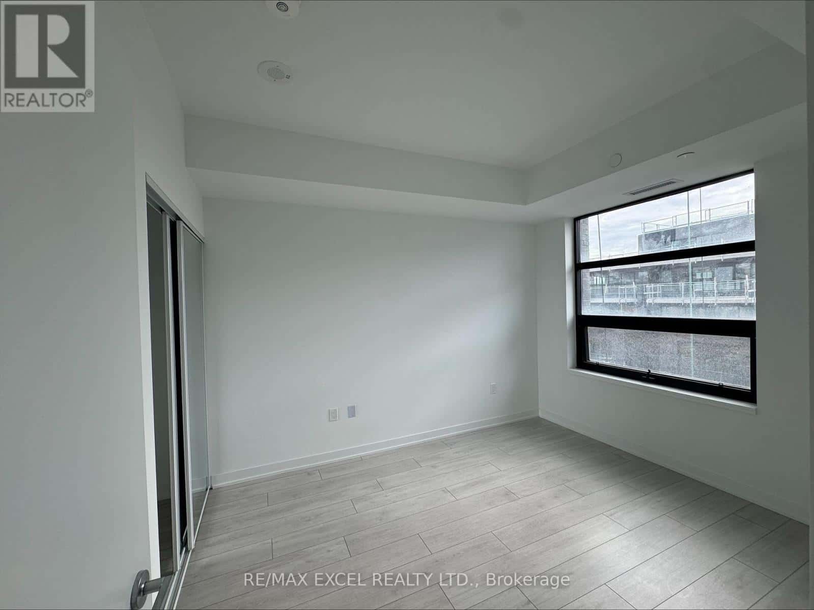 405 A - 1606 CHARLES STREET — Whitby (Port Whitby), Ontario - Photo 4 of 7