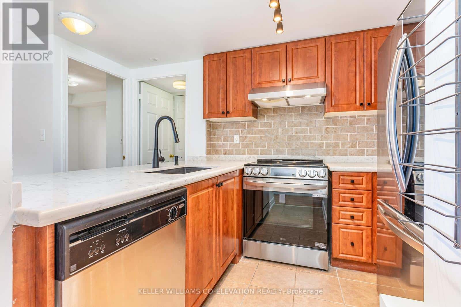 2034 - 3025 FINCH AVENUE W — Toronto (Humbermede), Ontario - Photo 5 of 21