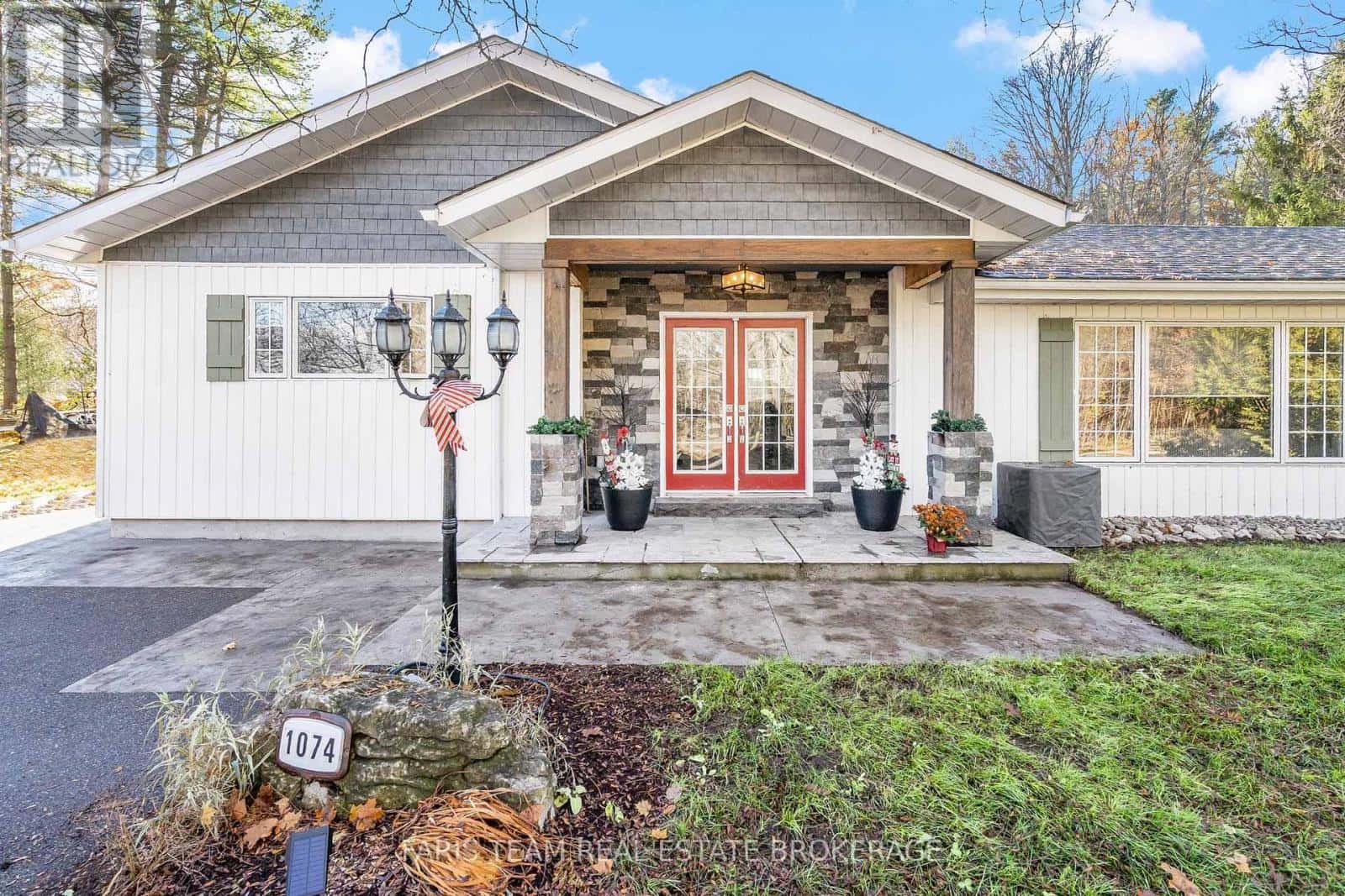 1074 LAFONTAINE ROAD — Penetanguishene, Ontario - Photo 4 of 48