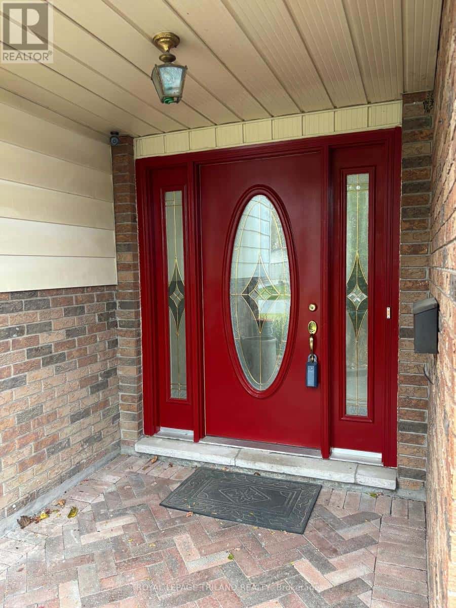 358 HELEN DRIVE — Strathroy-Caradoc (NW), Ontario - Photo 2 of 29