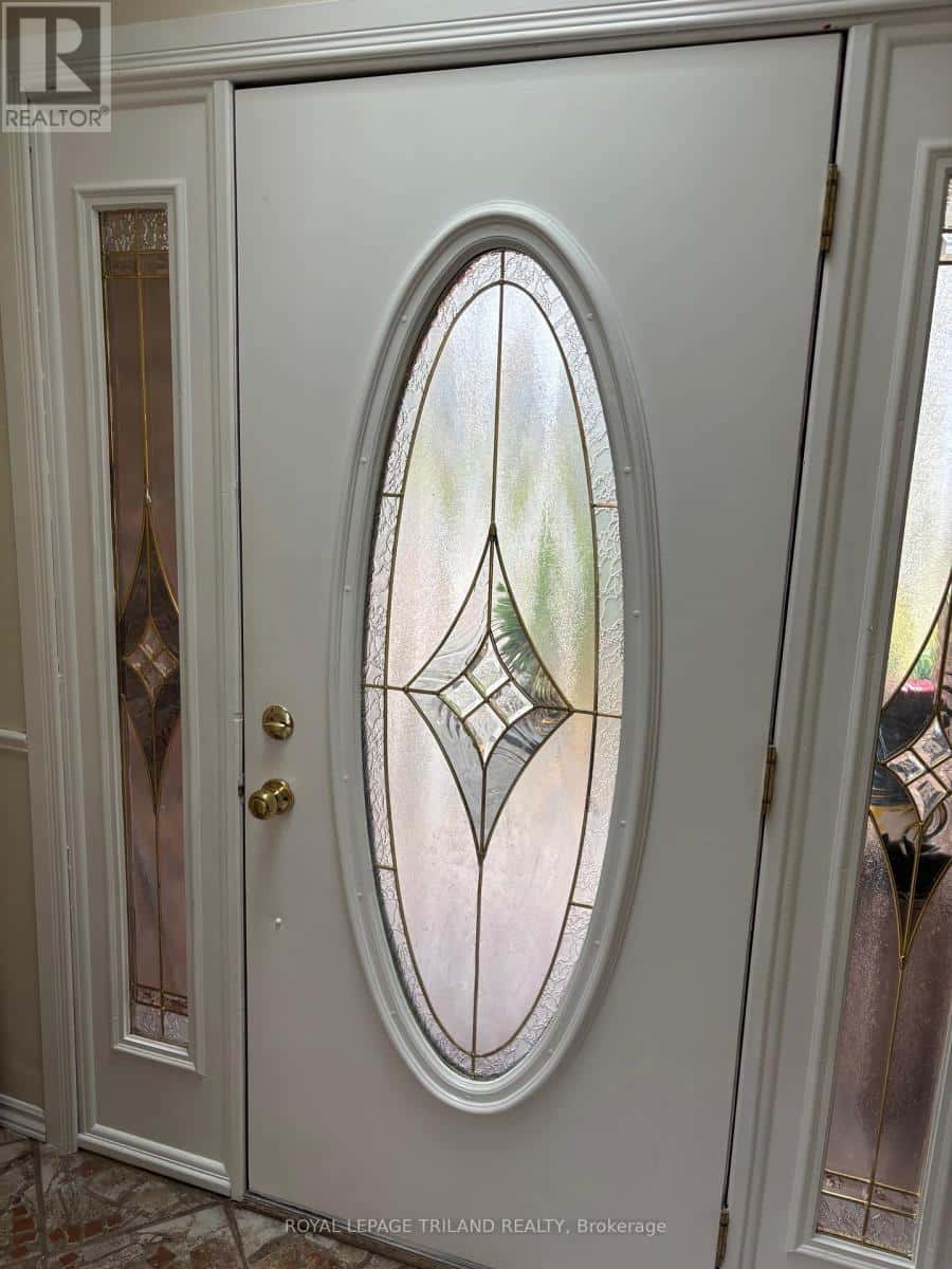 358 HELEN DRIVE — Strathroy-Caradoc (NW), Ontario - Photo 3 of 29