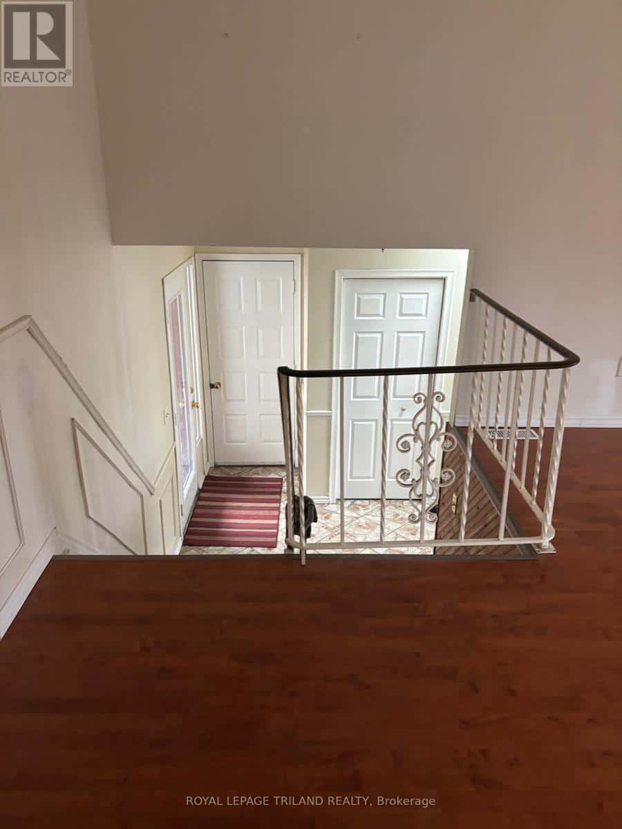 358 HELEN DRIVE — Strathroy-Caradoc (NW), Ontario - Photo 4 of 29