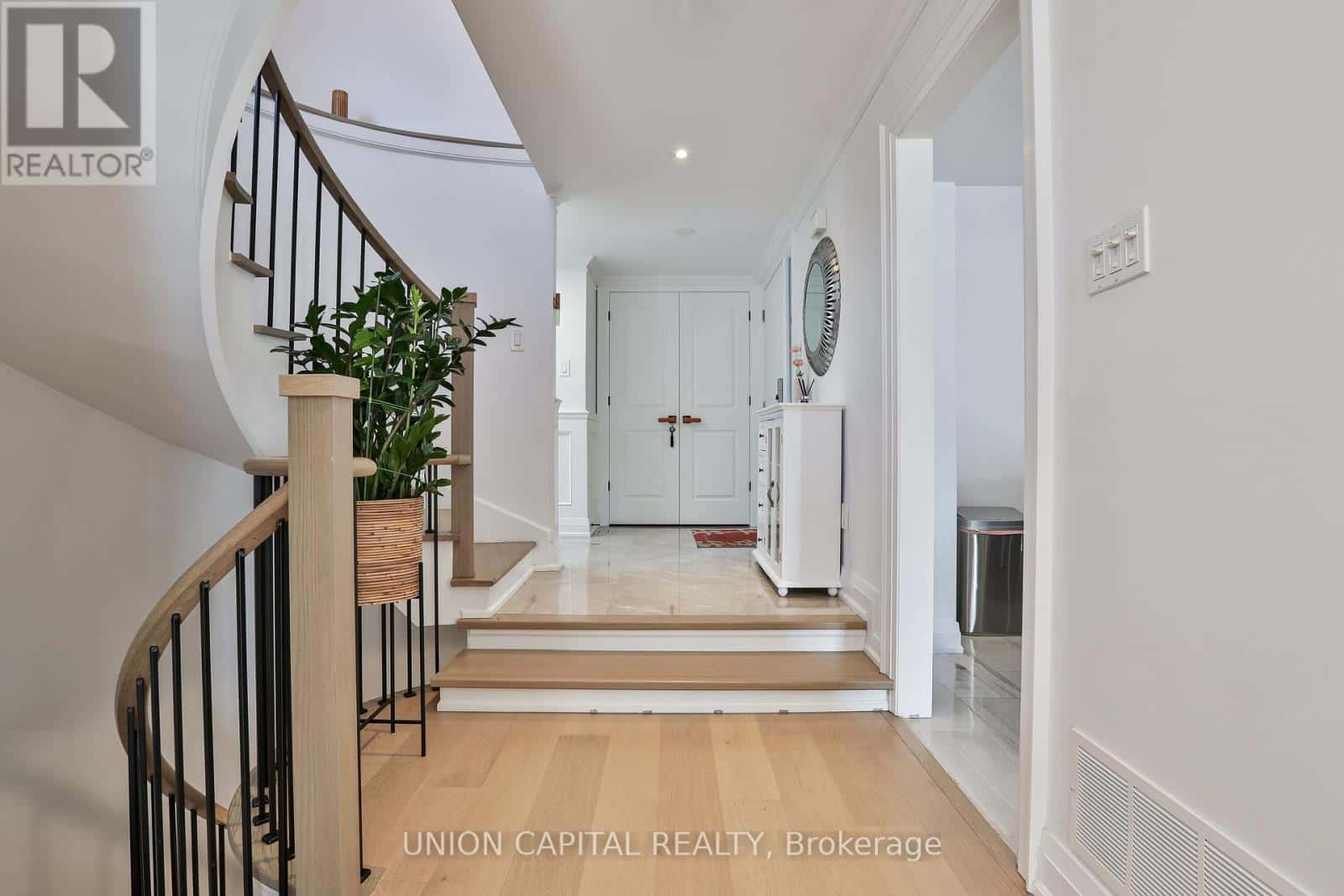 168 KINGSBRIDGE GARDEN CIRCLE — Mississauga (Hurontario), Ontario - Photo 4 of 36