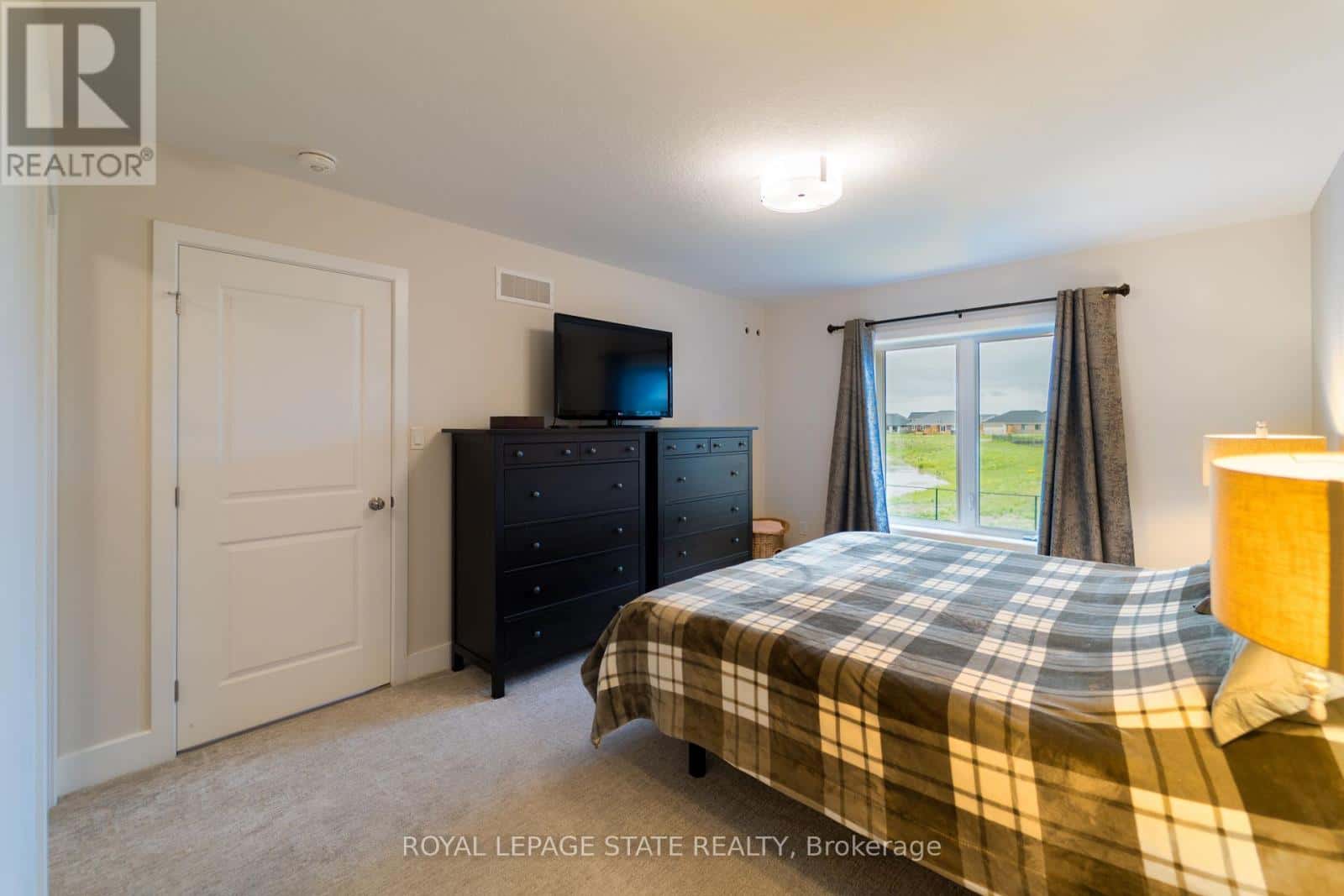 8 HARLEQUIN COURT — St. Thomas, Ontario - Photo 5 of 17