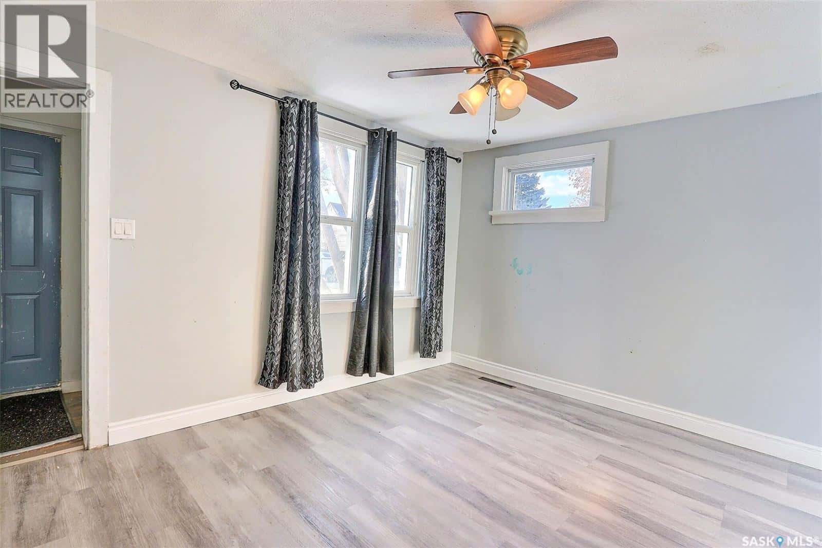 586 5th STREET E — Prince Albert, Saskatchewan - Photo 3 of 24