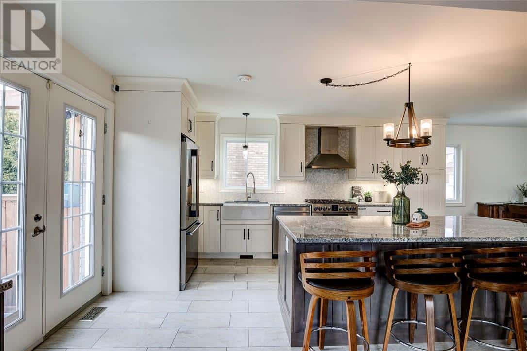 130 BAYSIDE Crescent — Sudbury, Ontario - Photo 5 of 35