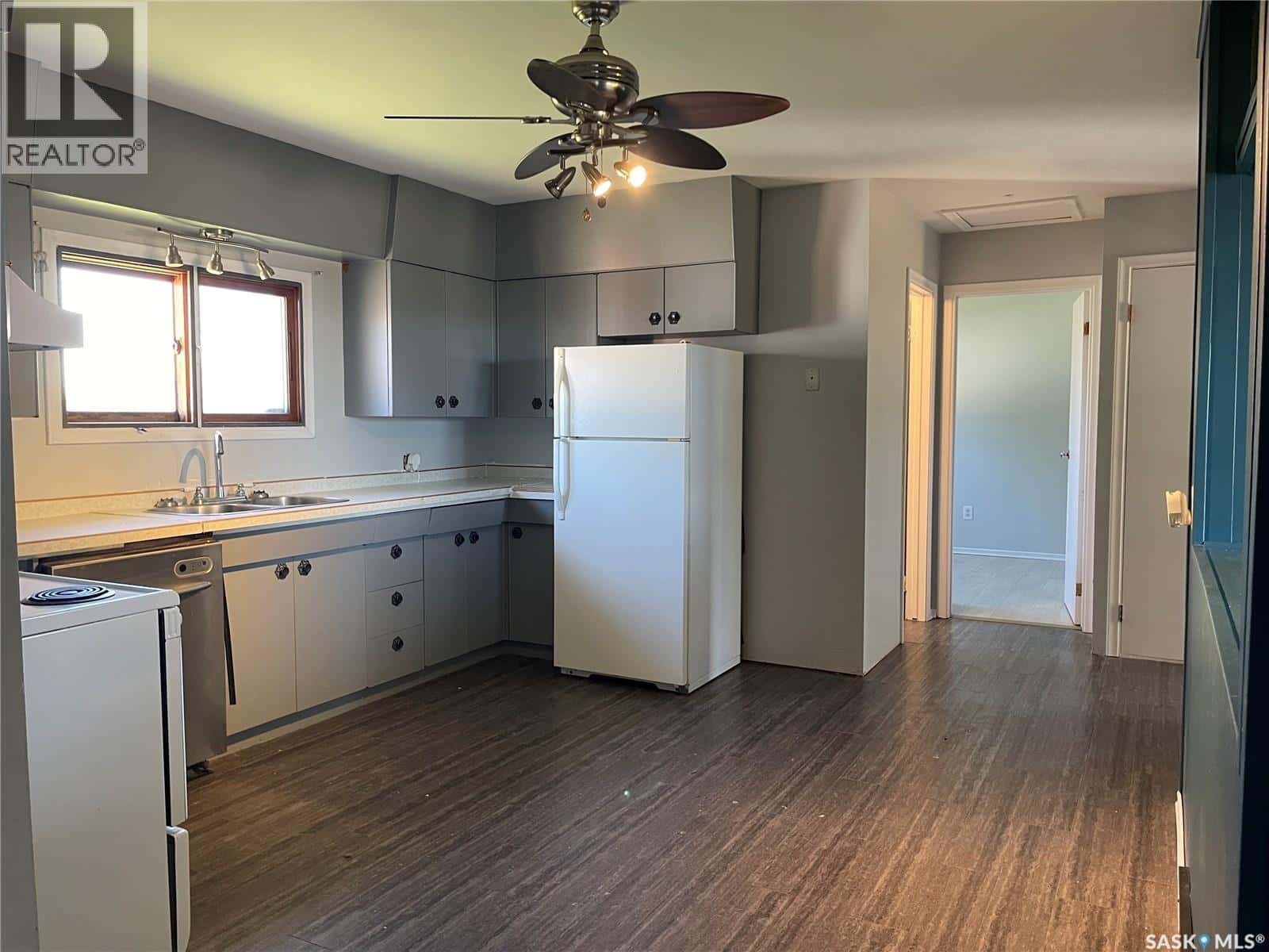 196 3rd STREET W — Pierceland, Saskatchewan - Photo 2 of 19