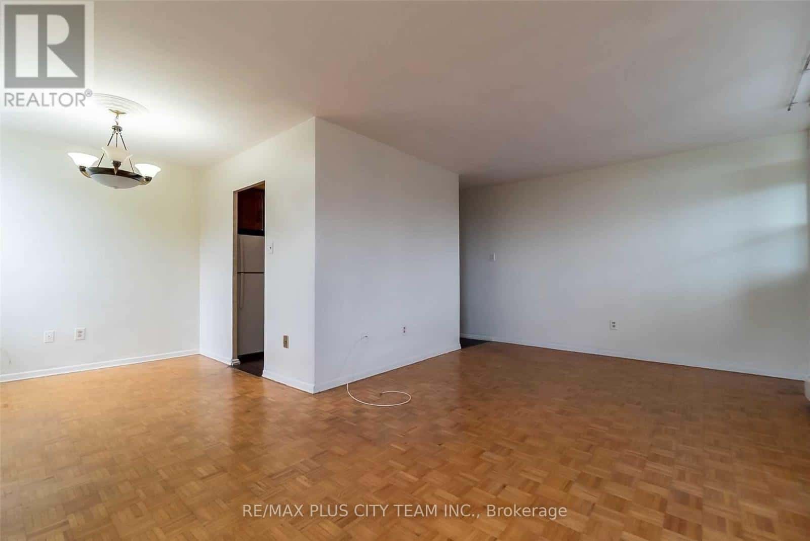 311 - 3311 KINGSTON ROAD — Toronto (Scarborough Village), Ontario - Photo 2 of 18