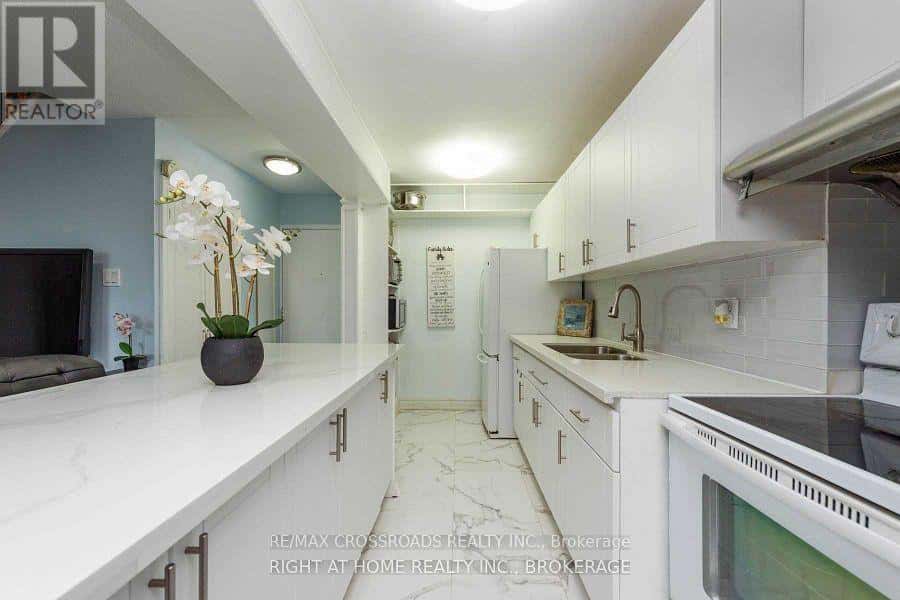 73 - 1624 BLOOR STREET W — Mississauga (Applewood), Ontario - Photo 2 of 19