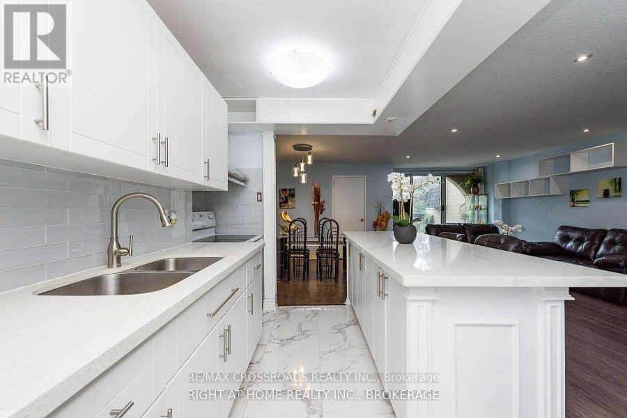 73 - 1624 BLOOR STREET W — Mississauga (Applewood), Ontario - Photo 4 of 19