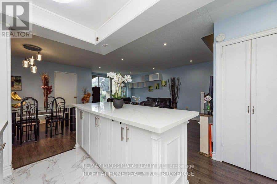 73 - 1624 BLOOR STREET W — Mississauga (Applewood), Ontario - Photo 5 of 19