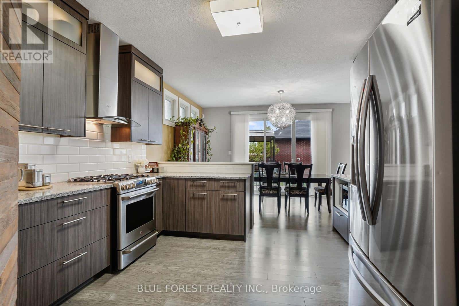 1511 NORTH WENIGE DRIVE — London North (North C), Ontario - Photo 4 of 46