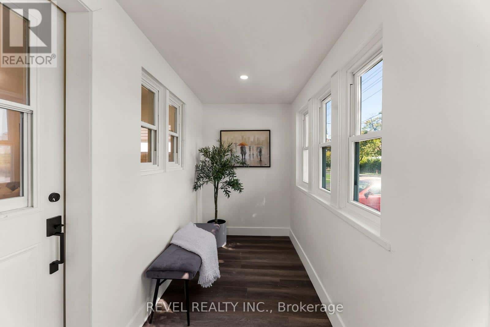 180 HILLCROFT STREET — Oshawa (O'Neill), Ontario - Photo 4 of 30