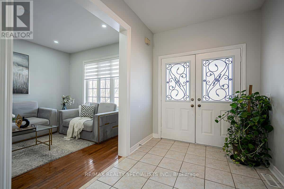 19 RUSHBROOK DRIVE — Brampton (Vales of Castlemore), Ontario - Photo 3 of 42