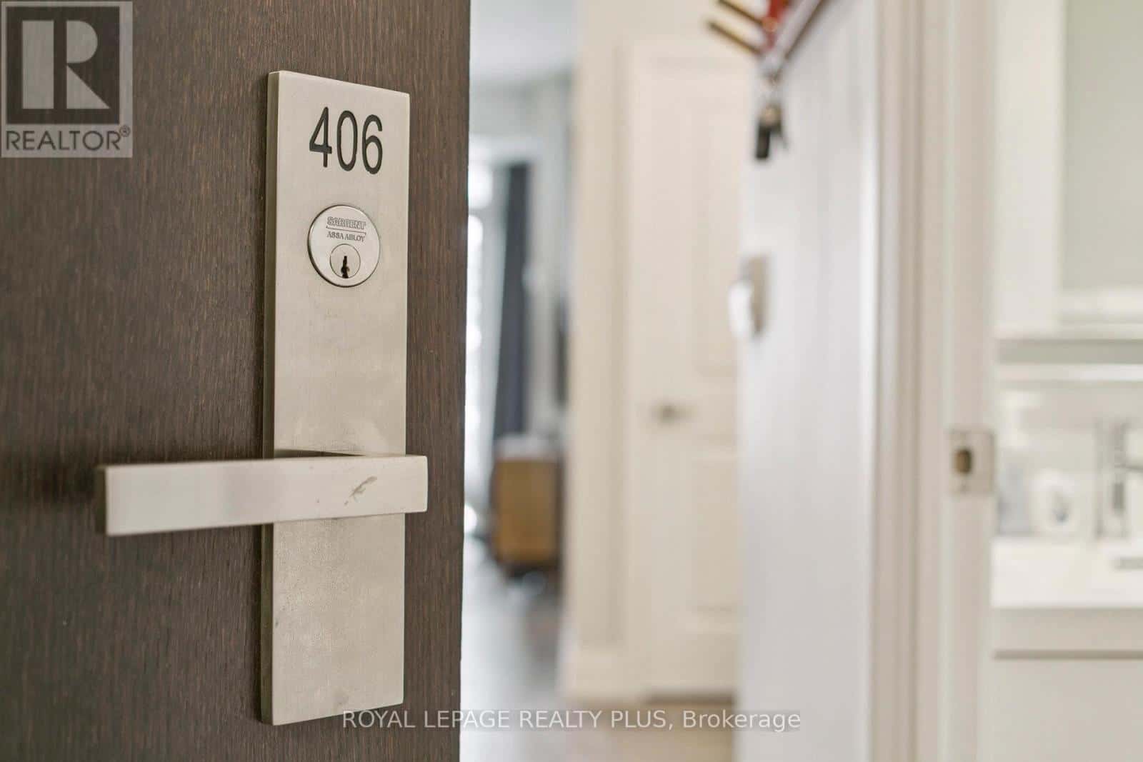 406 - 65 SPEERS ROAD — Oakville (QE Queen Elizabeth), Ontario - Photo 2 of 45