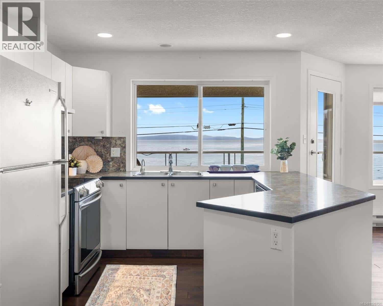 103 3156 Island Hwy W — Qualicum Beach, British Columbia - Photo 4 of 21