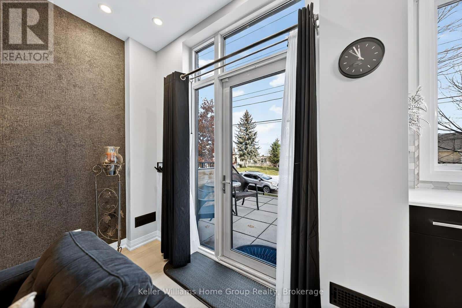 AT5 - 53 ARTHUR STREET S — Guelph (St. Patrick's Ward), Ontario - Photo 5 of 49