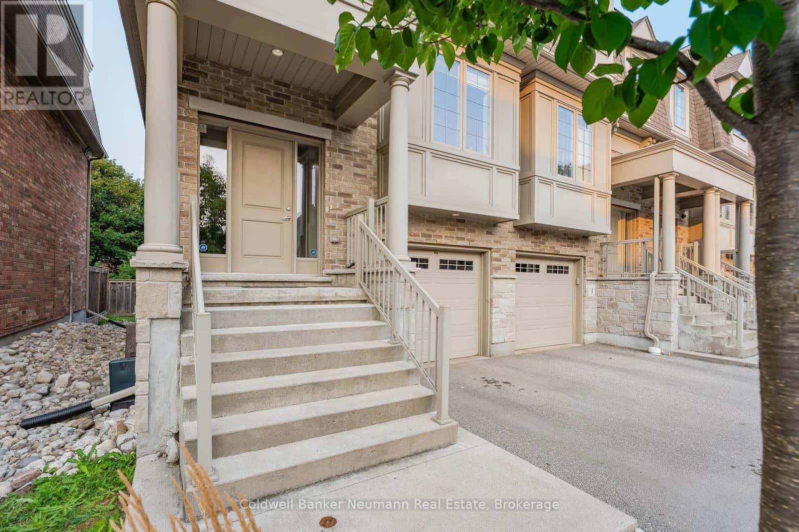 4 - 72 YORK ROAD — Guelph (St. Patrick's Ward), Ontario - Photo 2 of 39