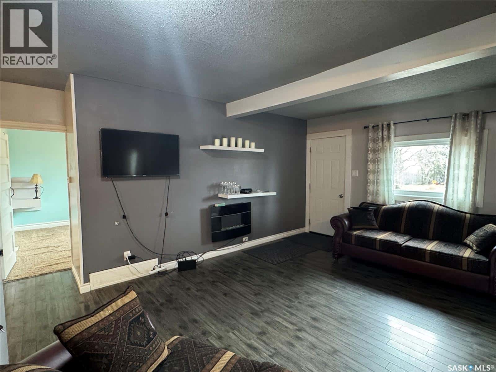 213 3rd AVENUE W — Biggar, Saskatchewan - Photo 4 of 28