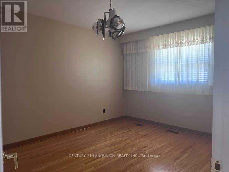 10 LASKAY CRES UPSTAIR — Toronto (Black Creek), Ontario - Photo 4 of 6