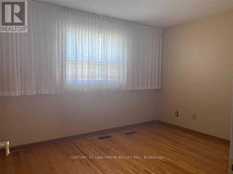 10 LASKAY CRES UPSTAIR — Toronto (Black Creek), Ontario - Photo 5 of 6