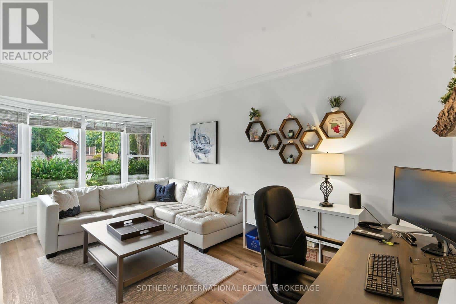 32 STERLING STREET — St. Catharines (Rykert/Vansickle), Ontario - Photo 3 of 36