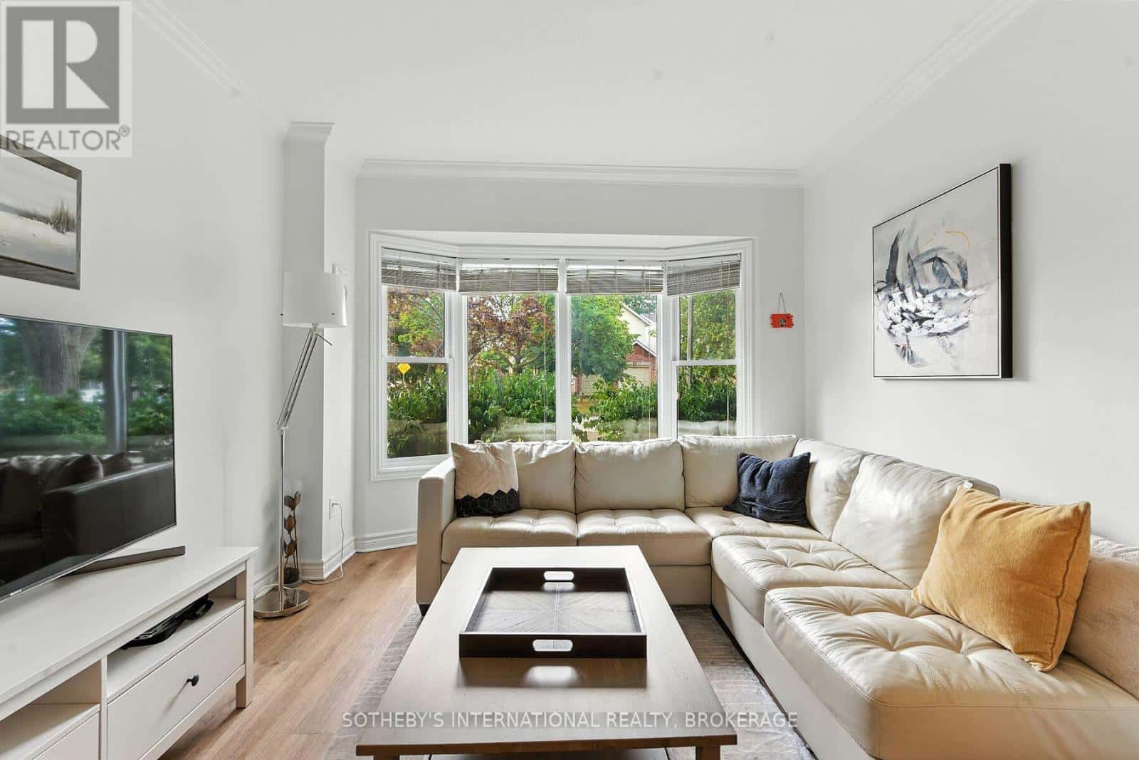 32 STERLING STREET — St. Catharines (Rykert/Vansickle), Ontario - Photo 4 of 36