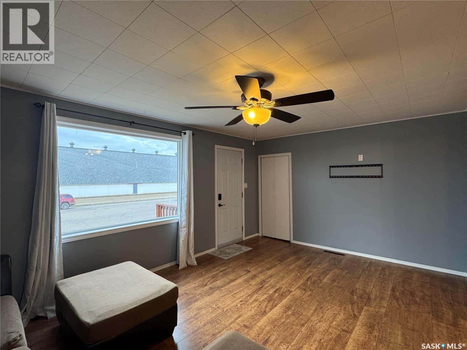 413 2nd AVENUE E — Biggar, Saskatchewan - Photo 4 of 32