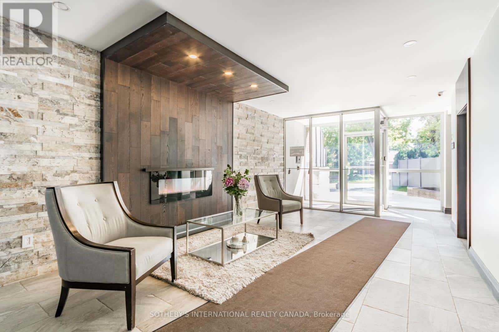 32 - 51 BROADFIELD DRIVE — Toronto (Markland Wood), Ontario - Photo 4 of 45