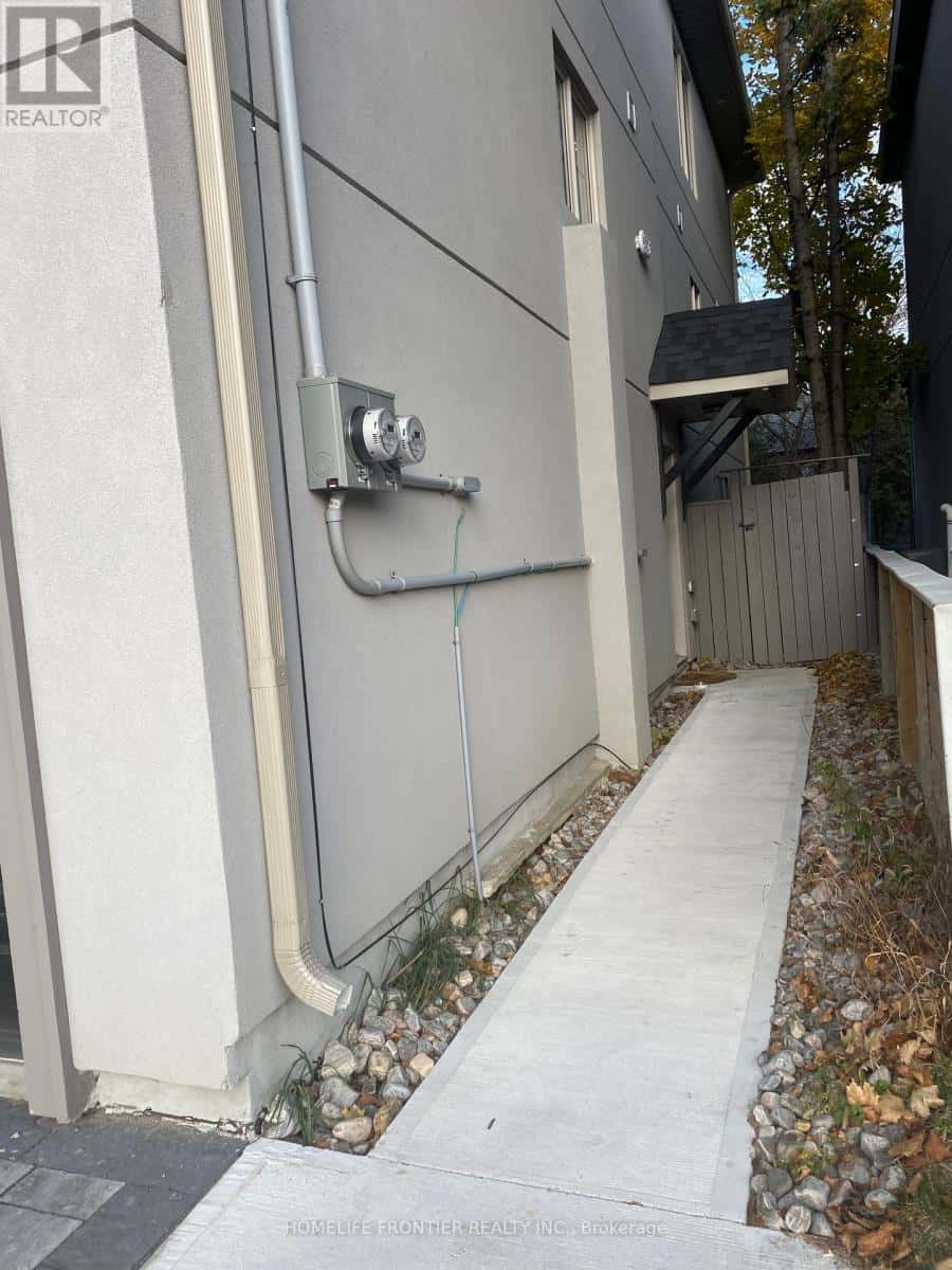 454 VALERMO DRIVE — Toronto (Alderwood), Ontario - Photo 3 of 9