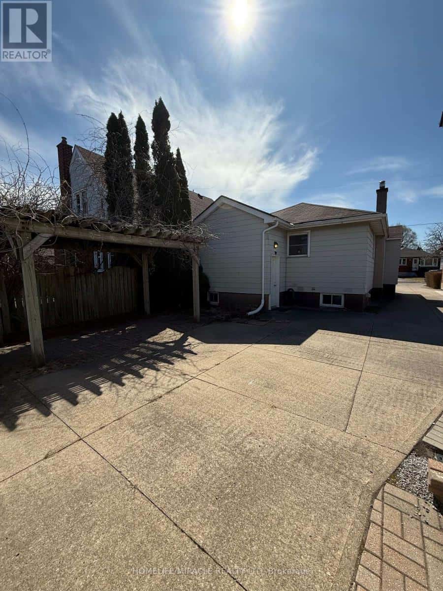 11 GARNET STREET — St. Catharines (Facer), Ontario - Photo 5 of 33