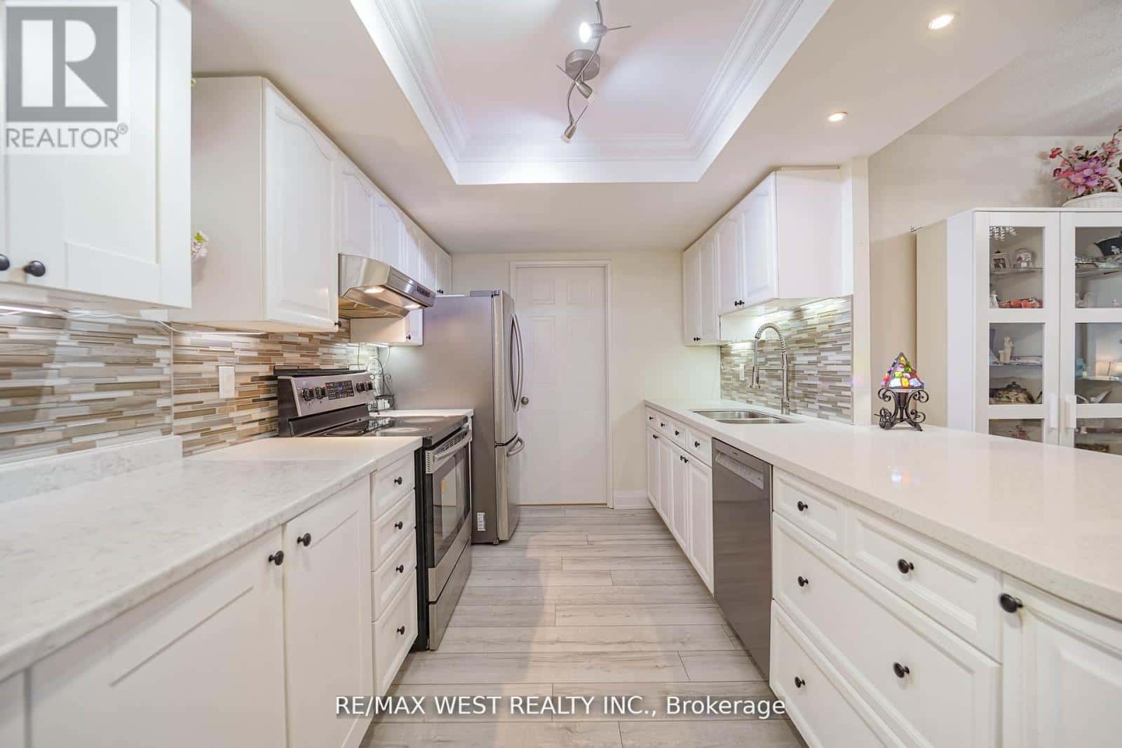 501 - 33 WELDRICK ROAD E — Richmond Hill (Observatory), Ontario - Photo 4 of 18