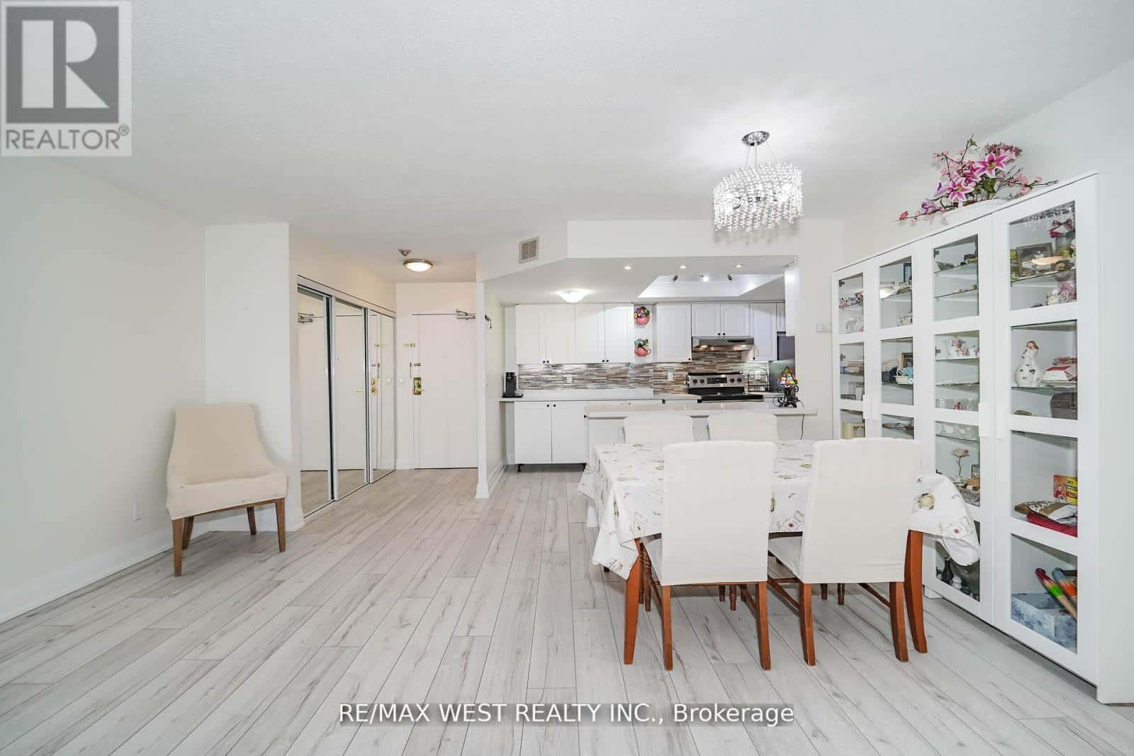 501 - 33 WELDRICK ROAD E — Richmond Hill (Observatory), Ontario - Photo 5 of 18