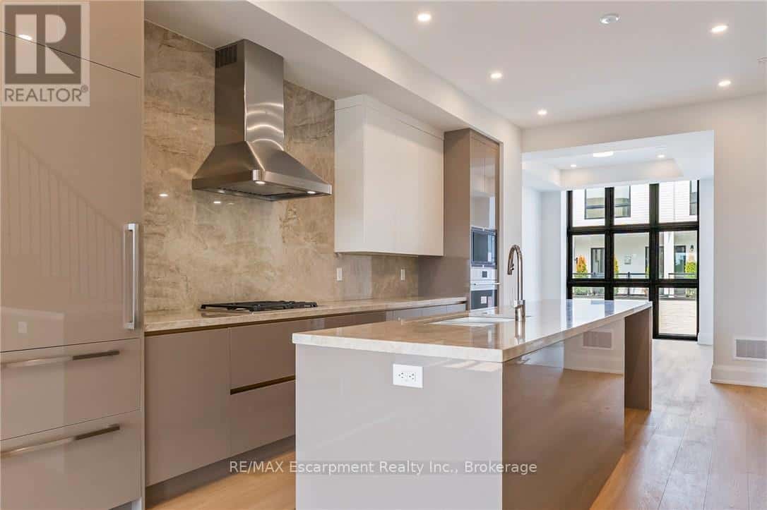 4 - 138 EAST STREET — Oakville (BR Bronte), Ontario - Photo 3 of 12