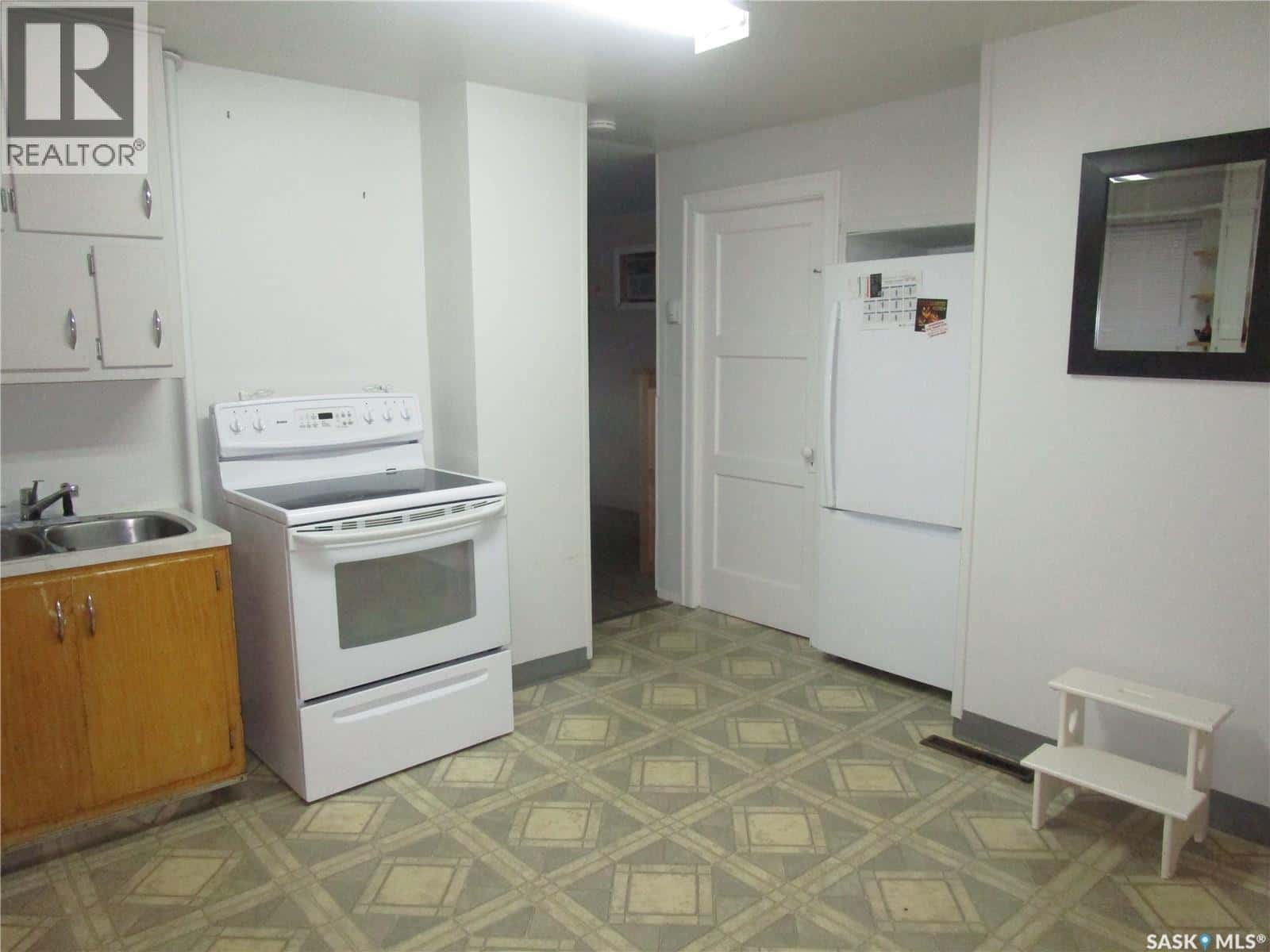 206 3rd AVENUE E — Assiniboia, Saskatchewan - Photo 4 of 11