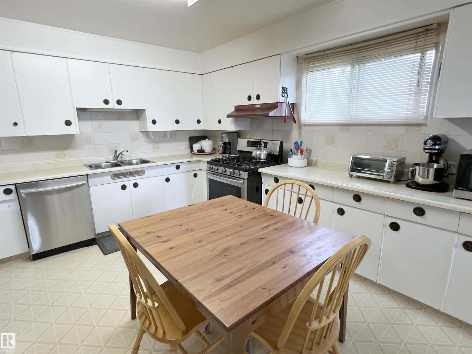 4944 48 AV — Bon Accord, Alberta - Photo 2 of 18