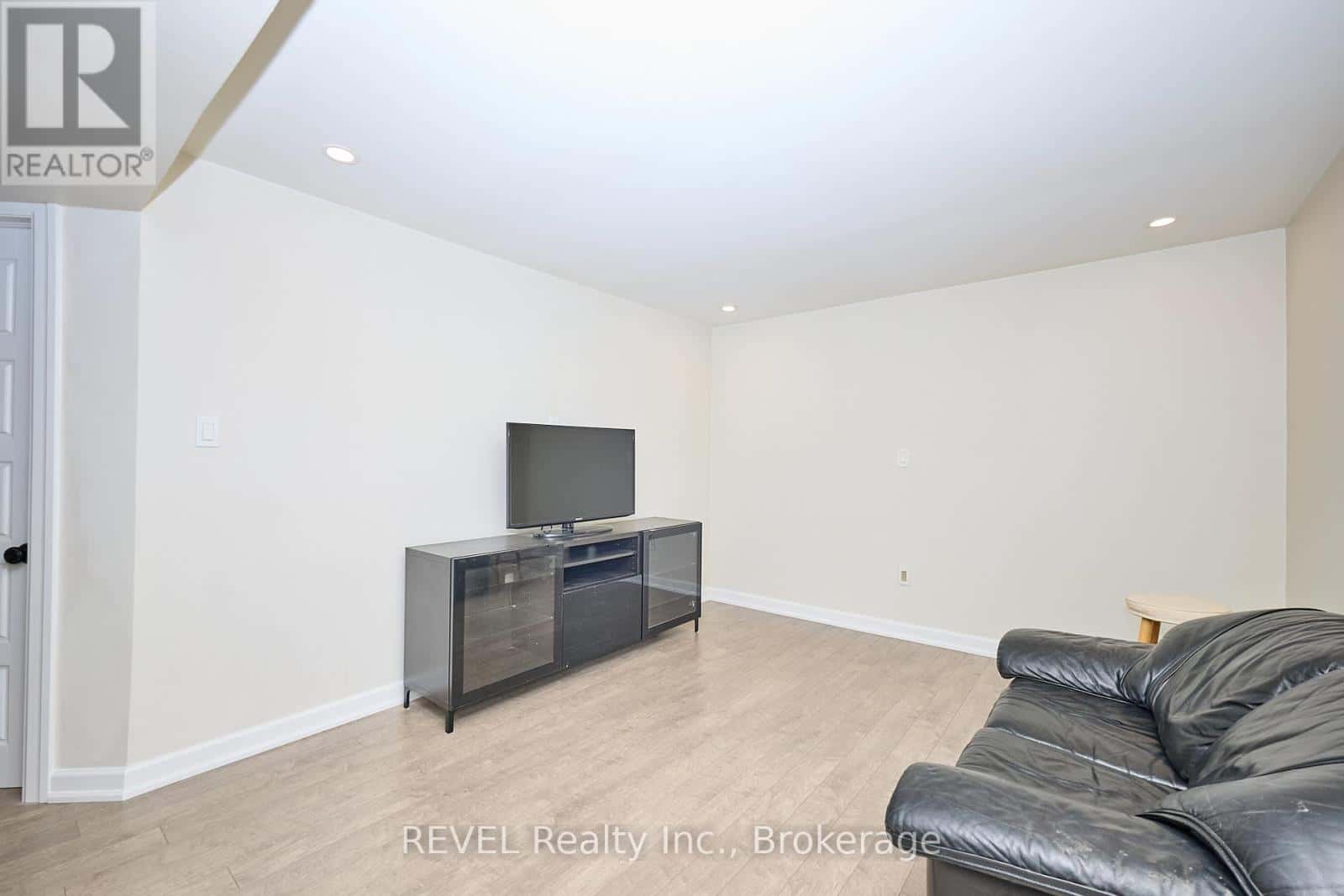 104 TULIPTREE ROAD — Thorold (Confederation Heights), Ontario - Photo 3 of 34