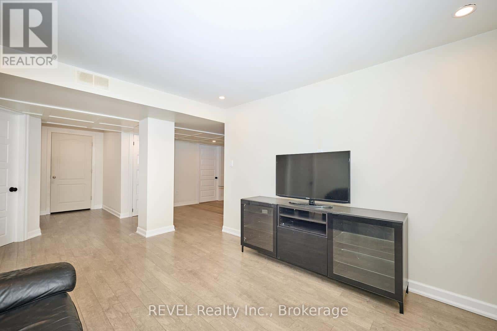 104 TULIPTREE ROAD — Thorold (Confederation Heights), Ontario - Photo 4 of 34