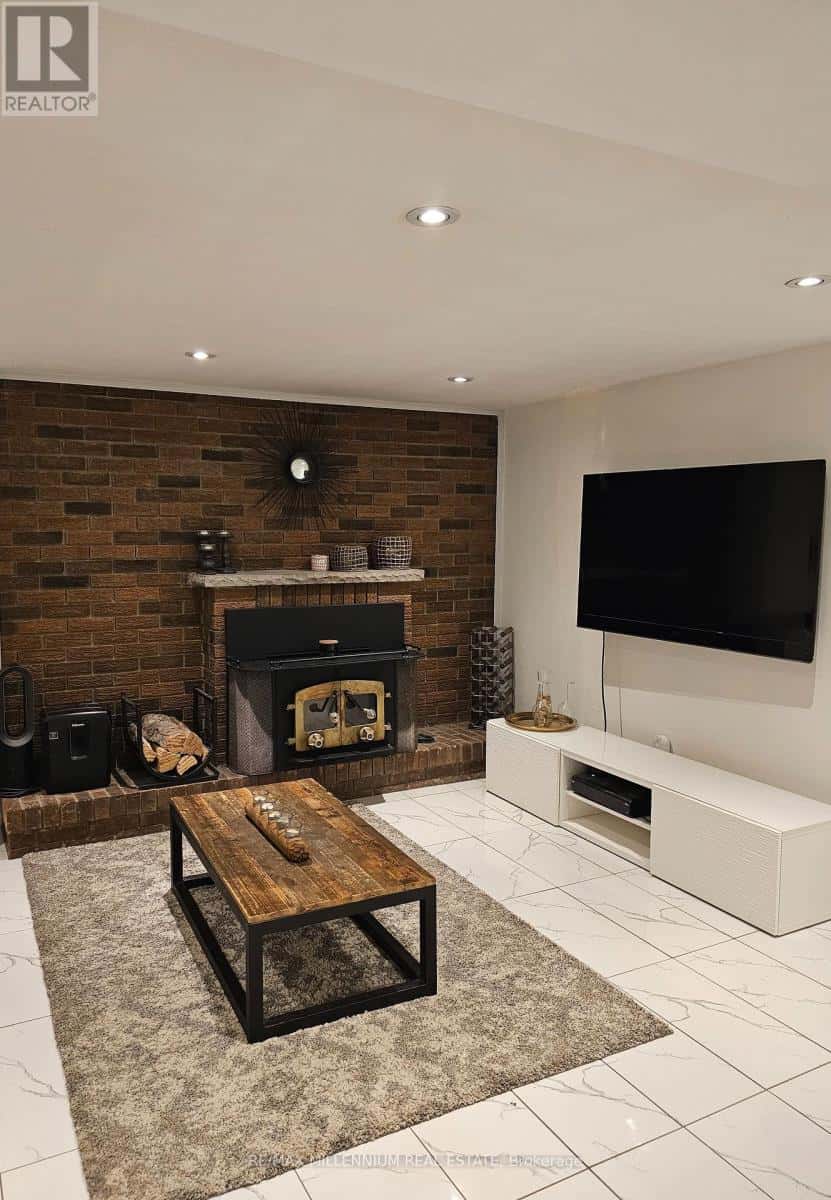 65 VANGE CRESCENT — Toronto (Mount Olive-Silverstone-Jamestown), Ontario - Photo 2 of 4