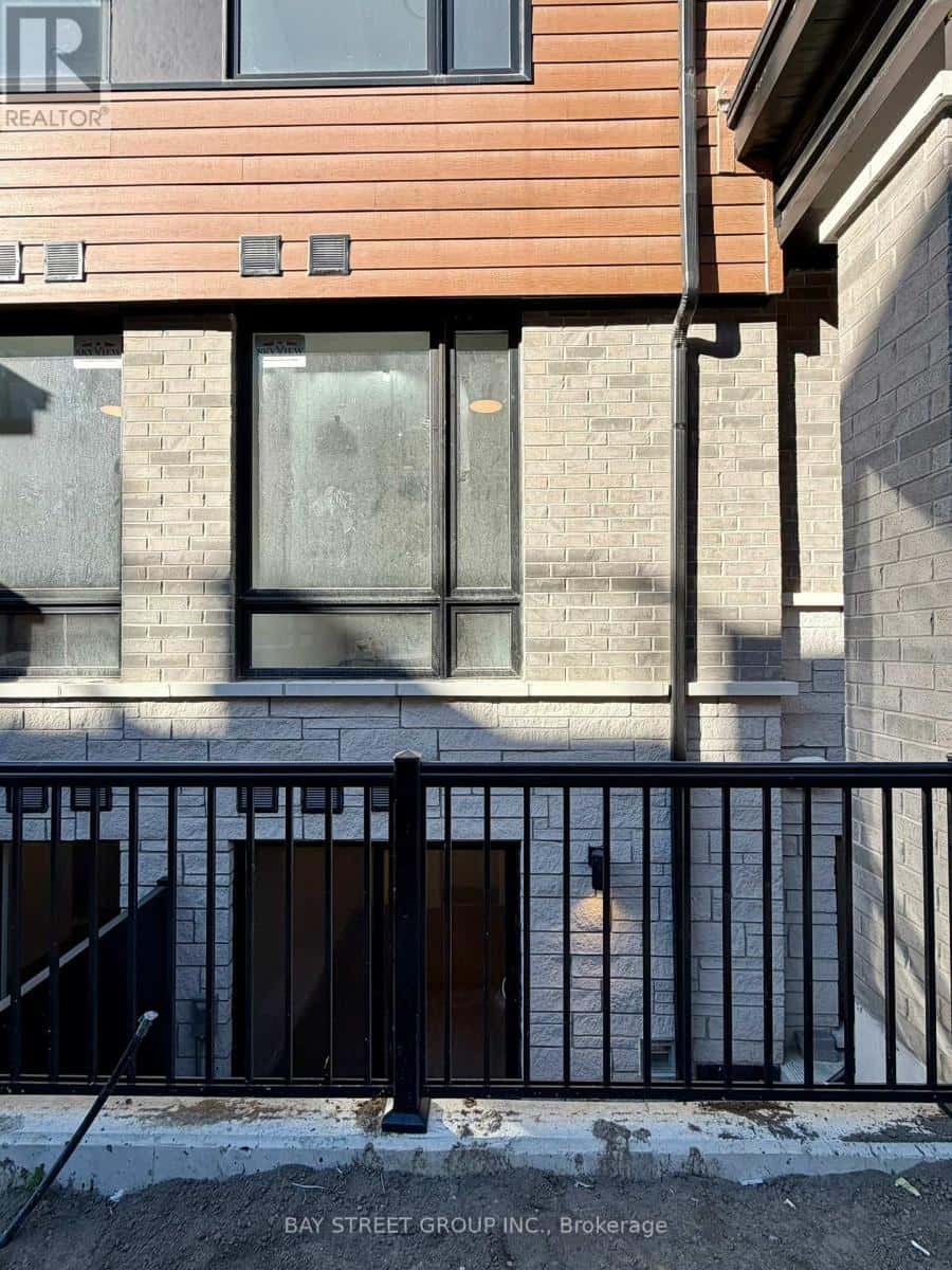 20 - 113 MARYDALE STREET — Markham (Middlefield), Ontario - Photo 2 of 25